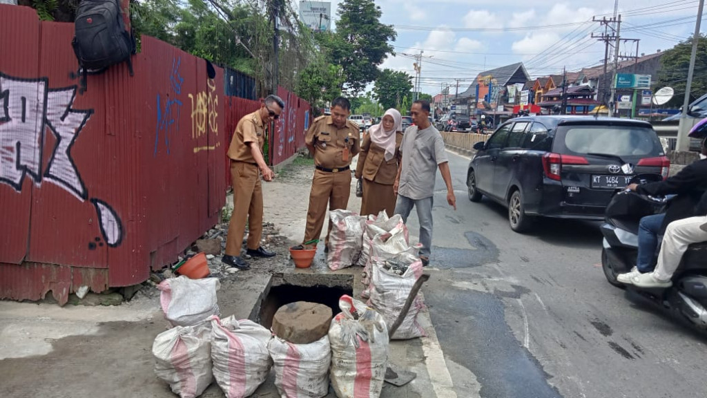 Camat Investigasi Penyebab Banjir di jl. Juanda tepat di bawah Flyover