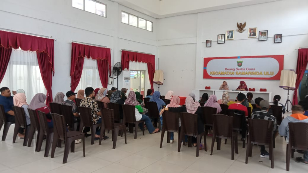 Plt Sekcam lakukan Pertemuan guna evaluasi Kinerja para enyapu median jalan