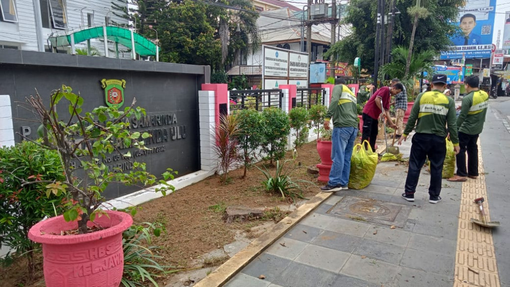 Gotong Royong di Lingkungan Kantor Kecamatan Samarinda Ulu