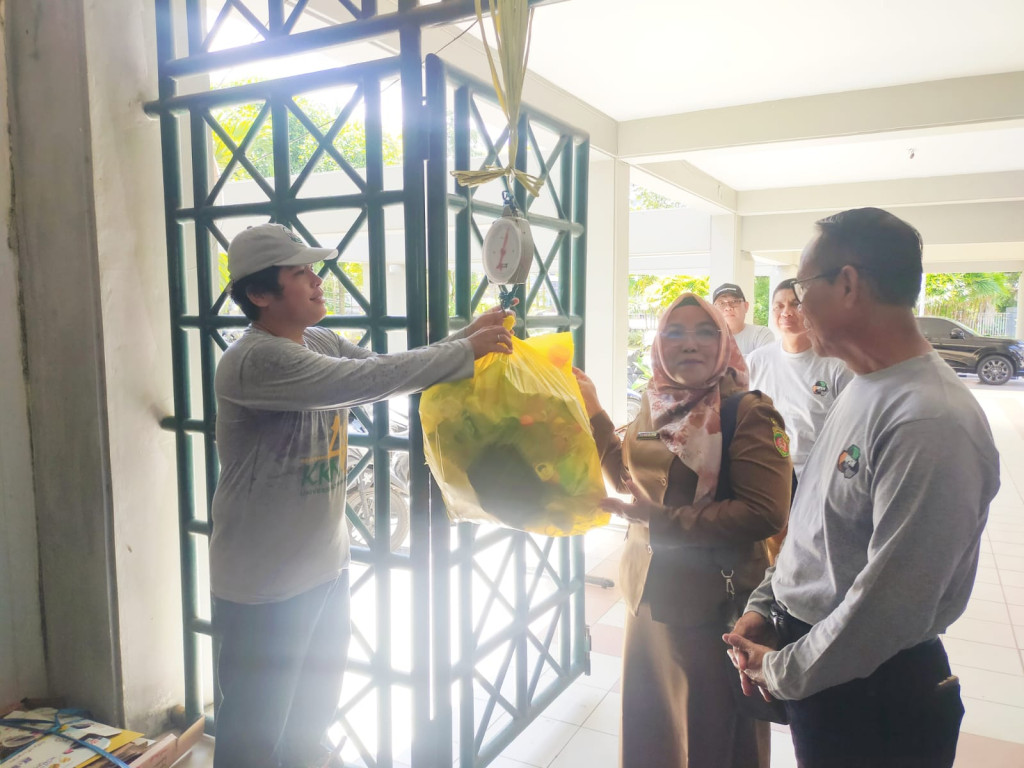 Plt. Sekretaris Camat Hadiri Peringatan Hari Peduli Sampah Nasional Tahun 2024