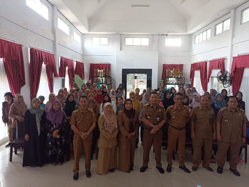 Camat berserta lurah dan kasi ekobang menghadiri kegiatan Pembinaan UMKM dengan Tema “Strategi Pengembangan Bisnis” di kecamatan samarinda ulu.
