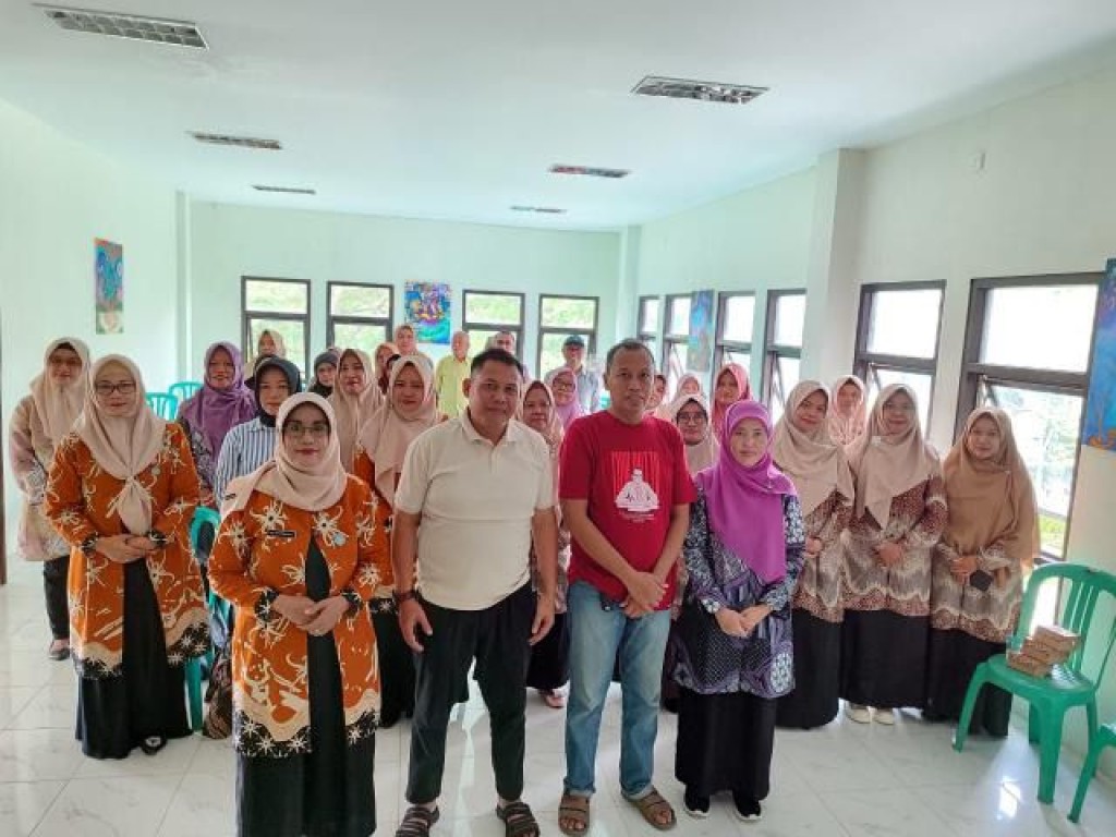 Pertemuan rutin serta pembinaan TP PKK Kecamatan Samarinda Ulu kepada PKK Kelurahan Dadi mulya menyambut lomba "AKU HATINYA PKK' tingkat Provinsi KALTIM