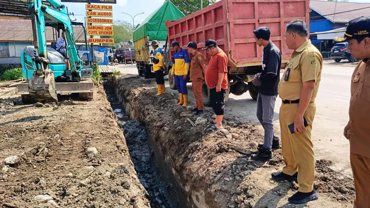 Camat Samarinda Ulu, Sujono, melakukan monitoring terhadap progres pekerjaan drainase di sepanjang Jalan Poros Samarinda–Tenggarong, tepatnya di RT 17, Kelurahan Bukit Pinang.