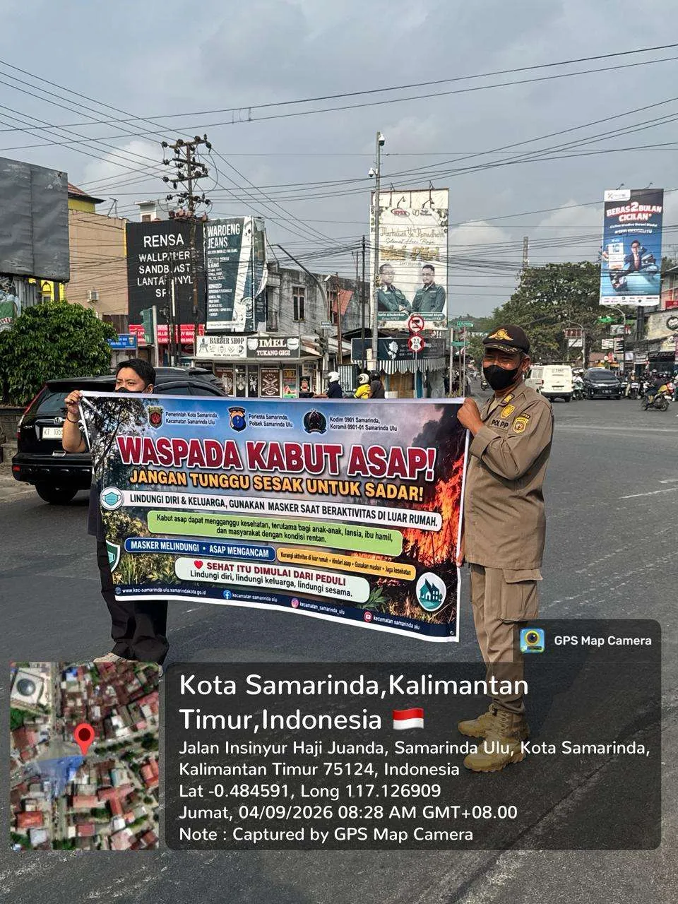 Kecamatan Samarinda Ulu Imbau Warga Waspada Asap Karhutla, Bagikan Masker kepada Pengguna Jalan