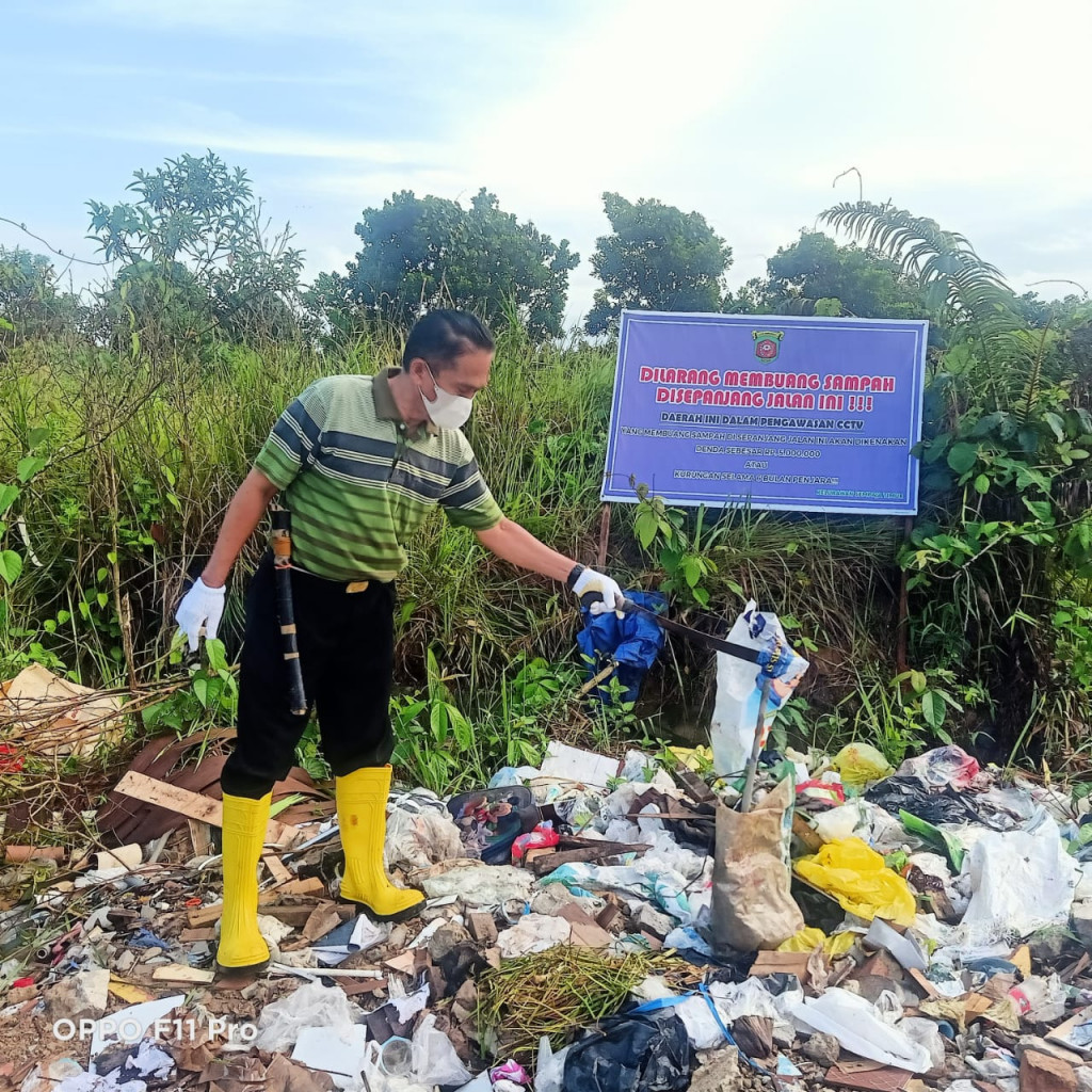 Pembersihan Sampah di Jl. Ring Road Kec. Samarinda Utara
