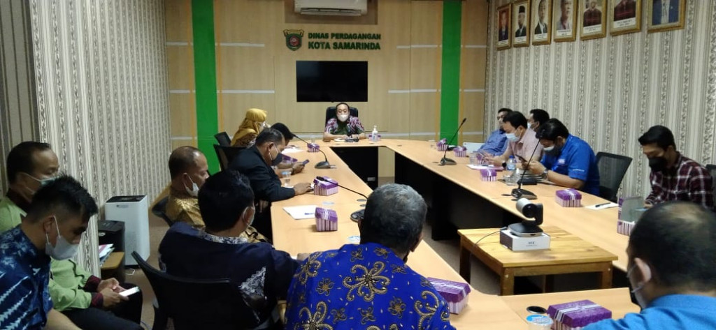 Menghadiri Rapat di Dinas Perdagangan Kota Samarinda