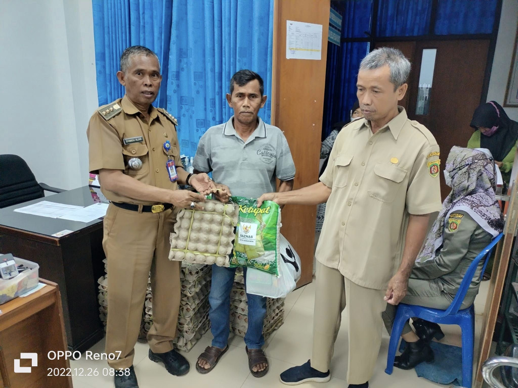 Penyerahan  Paket Sembako bantuan dari BAZ NAS dan Kominfo