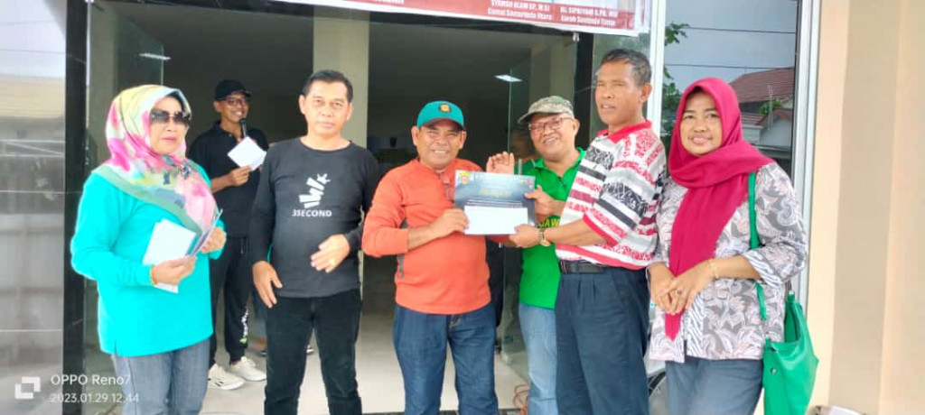 Penyerahan Hadiah pemenang karaoke tingkat kelurahan Sempaja Timur dalam rangka HUT Kota