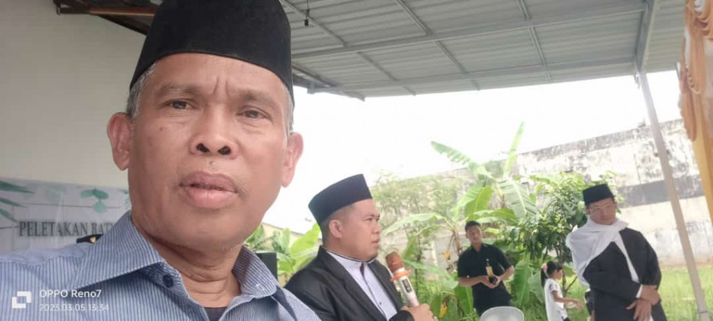 Meletakkan Batu pertama pondok pesantren Izzatul Qur'An Ass'adiyah