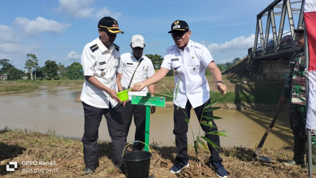 Penanaman Bambu dalam Rangka HUT Kodam VI