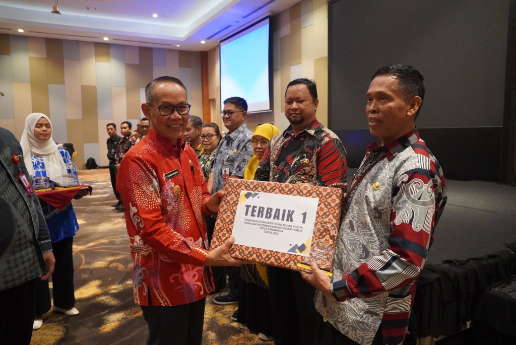 Kecamatan Samarinda Utara menerima Anugerah Kepatuhan Badan Publik Terhadap Keterbukaan Informasi Tahun 2023