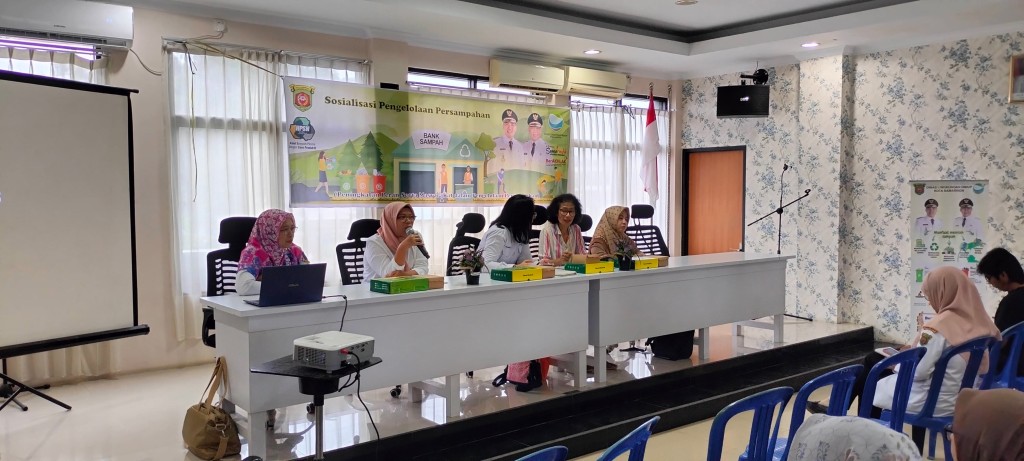 Sosialisasi Pengelolaan Sampah dan Bank Sampah di Aula Kecamatan Samarinda Utara.