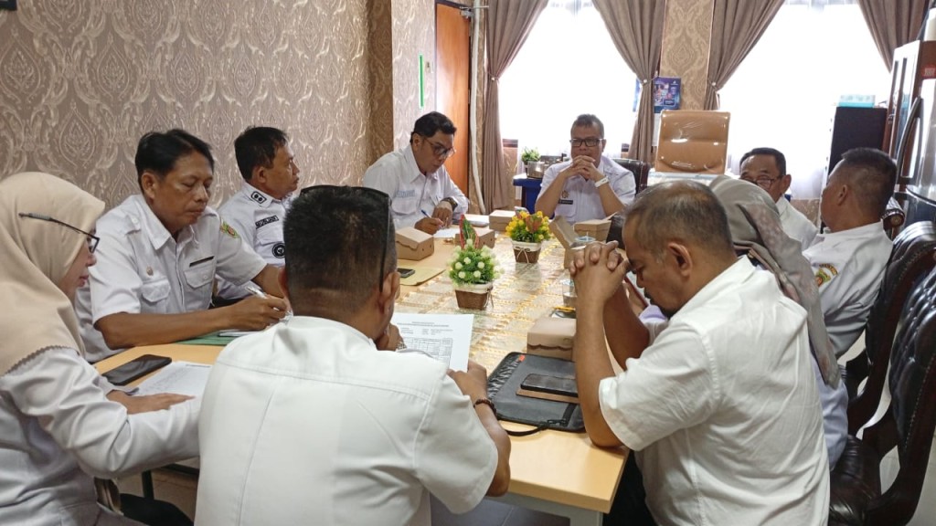 Plt Camat Samarinda Utara memimpin Rapat Koordinasi bersama Lurah Se-Kecamatan Samarinda, Kasi LH dan Kasubag  Keuangan d ruang Camat.