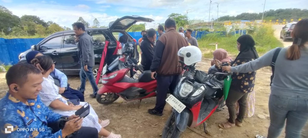 Pengukuran lahan dalam rangka pembebasan lahan kolam retensi Bengkuring,