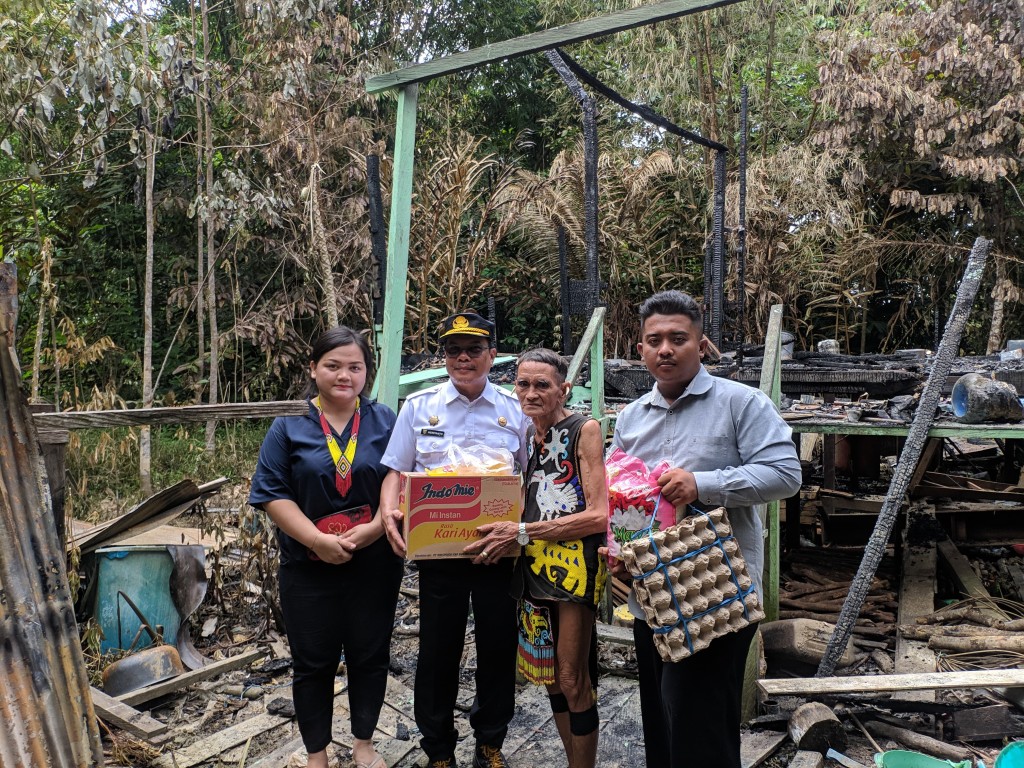 Kegiatan penyerahan bantuan kepada korban kebakaran di wilayah Desa Budaya Pampang.