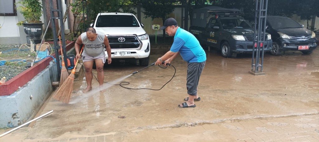 Kerja Bakti Pembersihan Halaman Kantor Terdampak Banjir