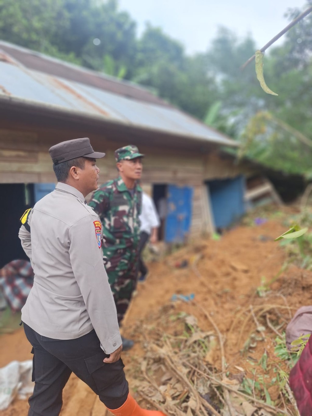 Peninjauan lokasi tanah longsor