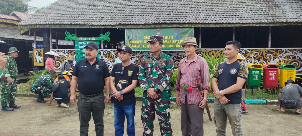 Karya Bakti Pembersihan di kawasan wisata Desa Budaya Pampang, wilayah Kodim 0901/Samarinda Tahun 2026.