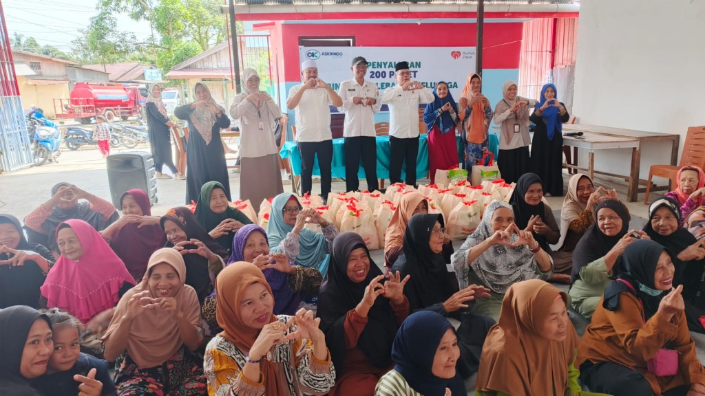 Penyaluran 50 Paket Bingkisan Lebaran Keluarga