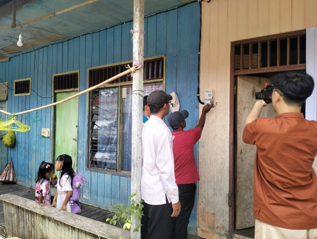 prosesi penyalaan bantuan penyambungan listrik bagi keluarga pra-sejahtera