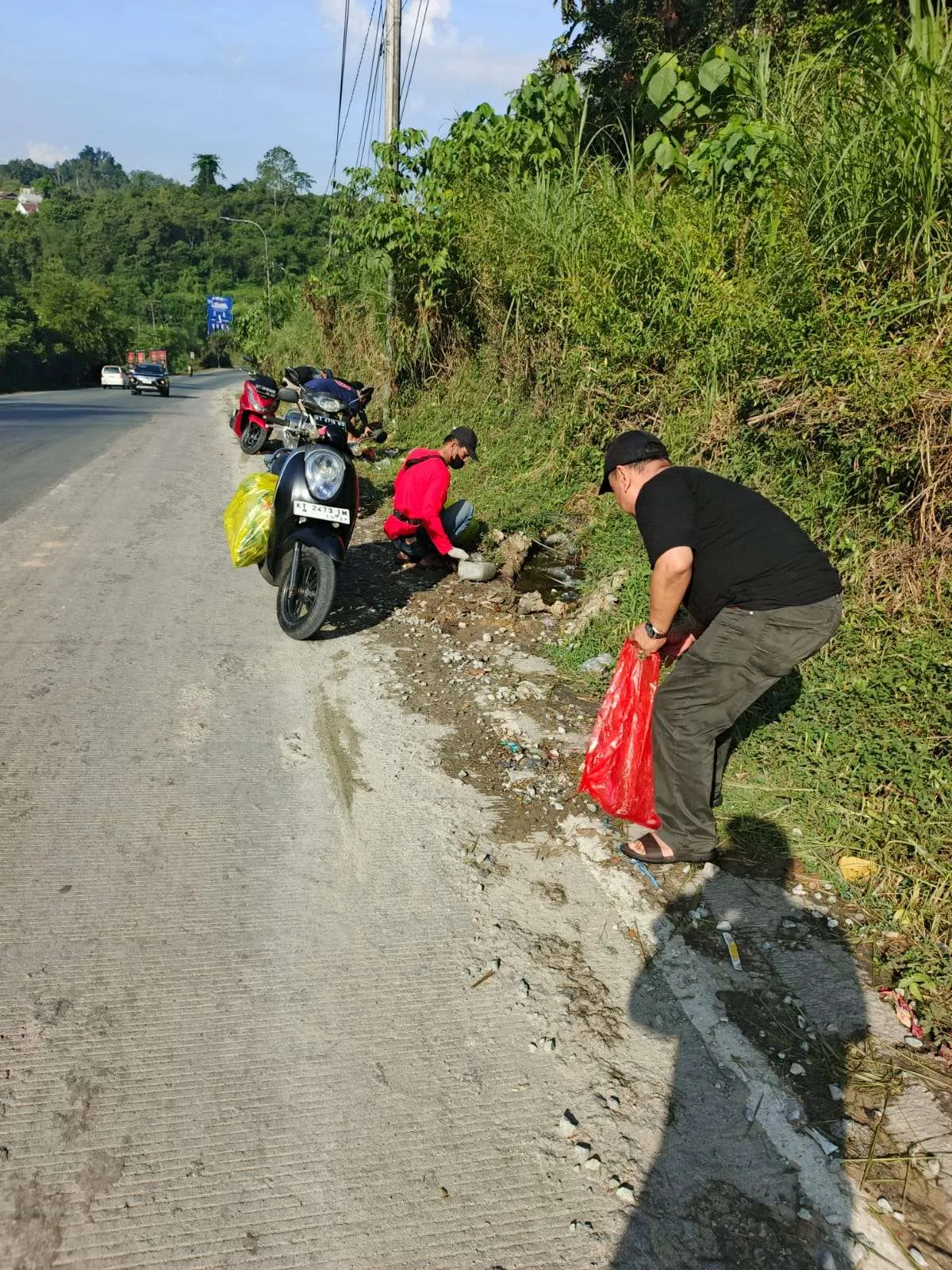 Kegiatan Gotong Royong Pungut Sampah Sekaligus Pemantauan Wilayah