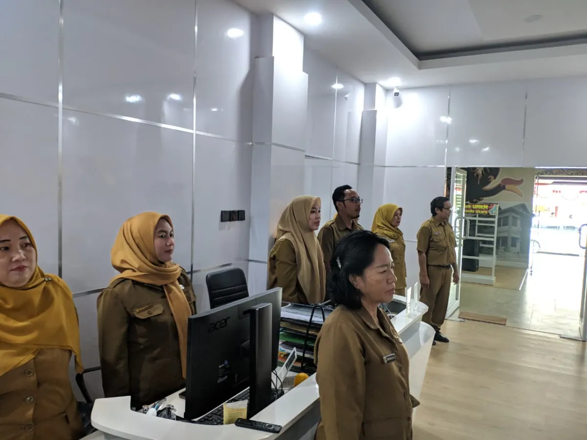 Menyanyikan lagu Kebangsaan Indonesia Raya