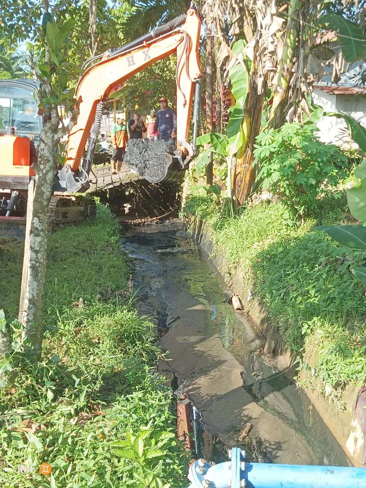 Gotong Royong Pembuatan Drainase 