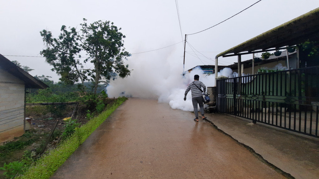 Penyemprotan Insektisida (Foging) oleh Kelurahan dan Puskesmas Sambutan
