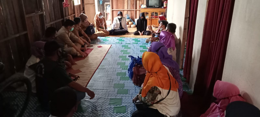 Bersama pak camat sambutan,lurah,Babinsa dan Babinkamtibmas mengunjungi korban pencabulan