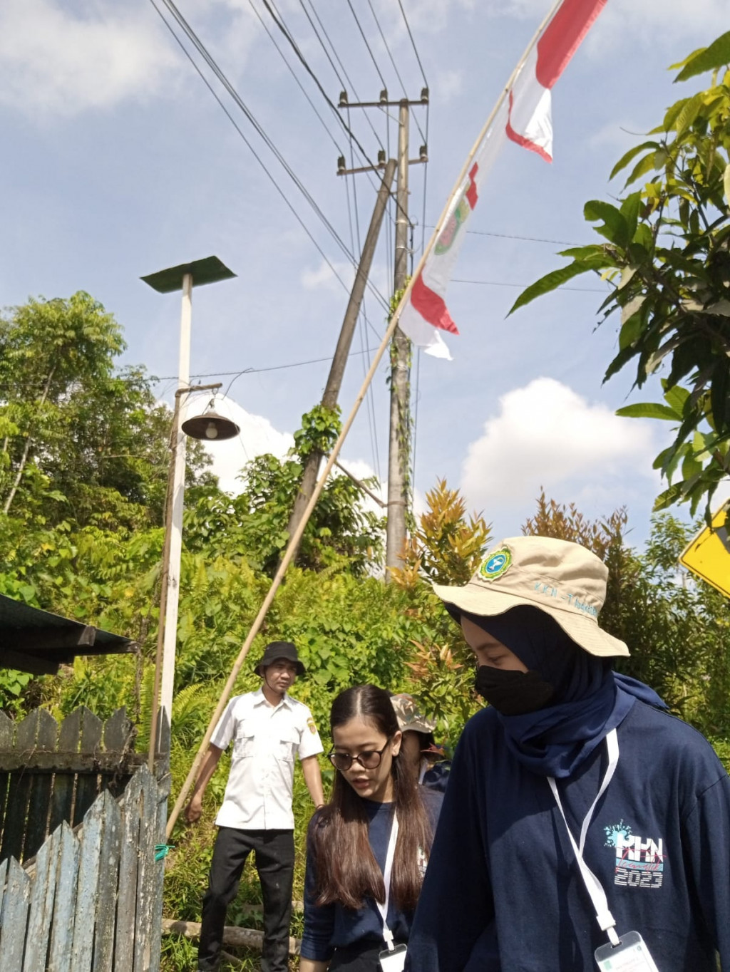 Pemasangan umbul-umbul dilingkungan Kantor Kelurahan Sambutan dalam rangka menyemarakkan HUT RI Ke-78 Tahun