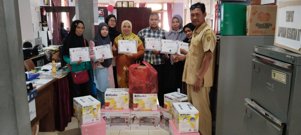 Penyerahan Sertifikat kepada para peserta pelatihan Probebaya