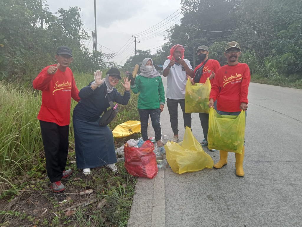 Kegiatan gotong-royong pembersihan Sampah di Jl.Kapten Sudjono dan sepanjang Jl.ST.Sulaiman Kelurahan Sambutan