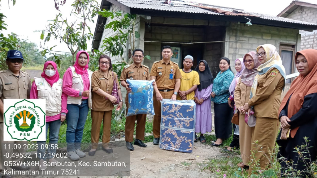 Penyerahan bantuan balita stanting dan warga tak mampu berupa sembako dan kasur