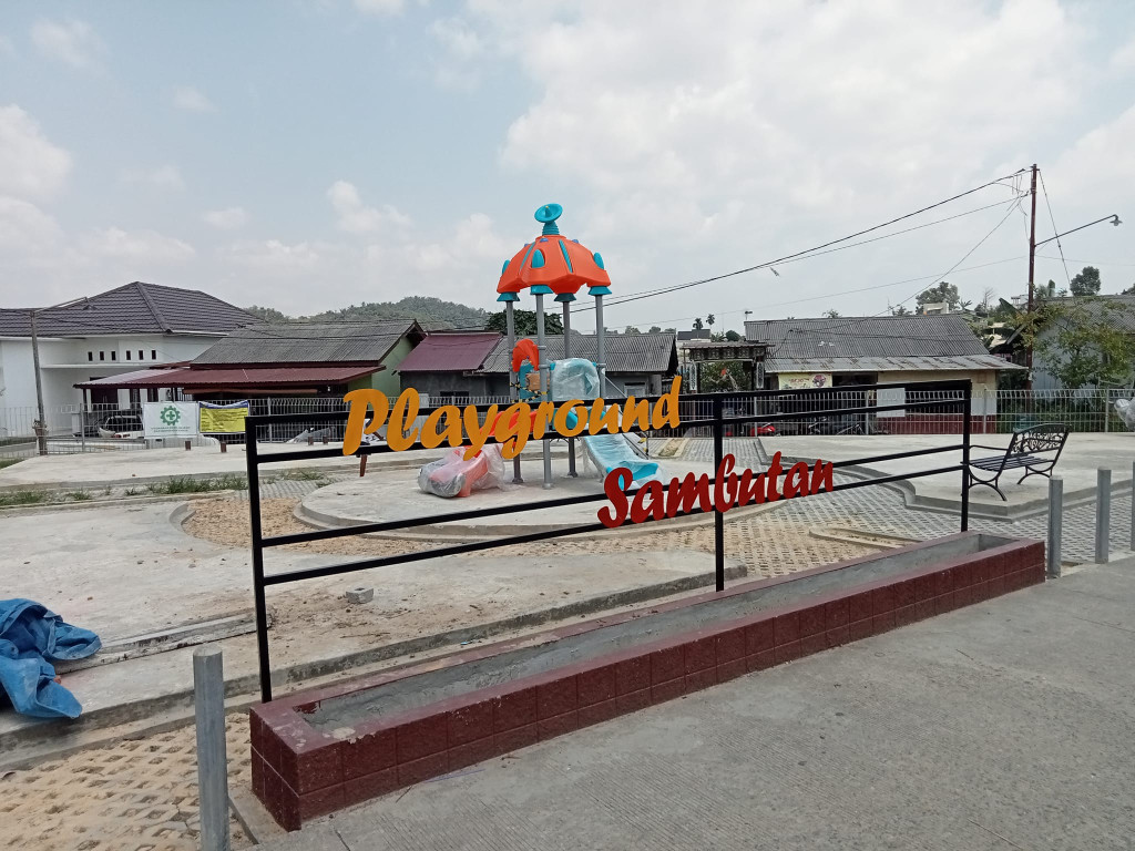 Monitoring pengerjaan Semenisasi Jalan, Posyandu, Lapangan Volly,Playground (Taman Bermain), dan budidaya lebah kelulut