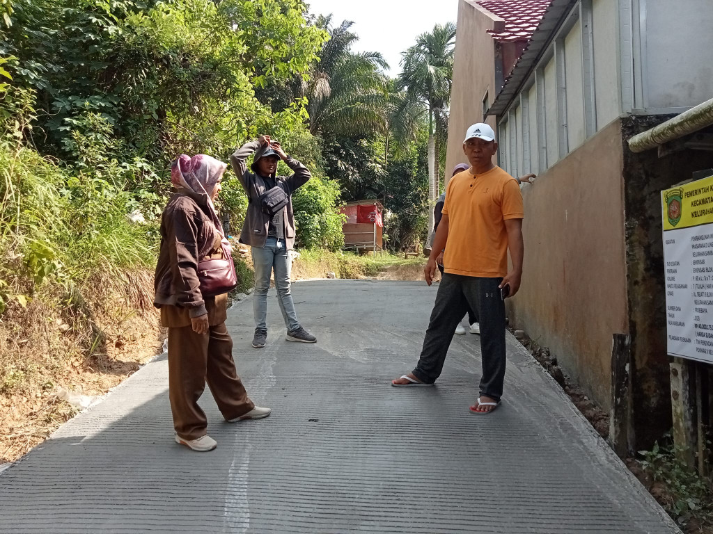 Monitoring pengerjaan Semenisasi Jalan,Drainase,Gorong-gorong, dan Playground (Taman Bermain)