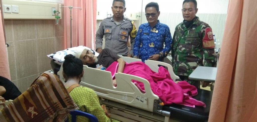 Mengantarkan Warga Sambutan Pelita 4  RT. 34 yg terkena Tumor Untuk dibawa ke RS. AWS