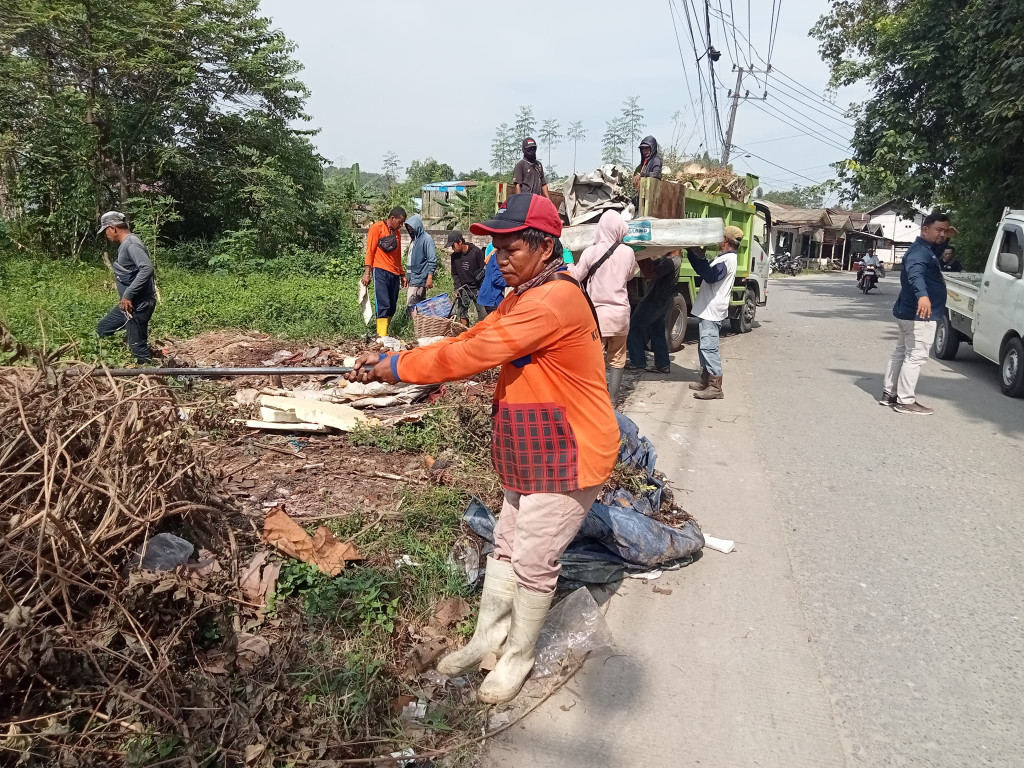 Peninjauan lokasi penutupan Tempat Pembuangan Sementara (TPS) di Jl. Gunung Pasir Kel. Sungai Pinang Dalam