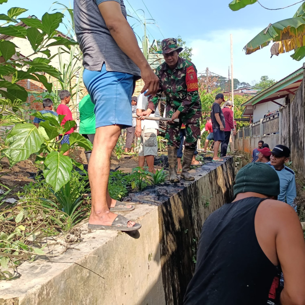 Kerja Bakti membersihkan lingkungan dan Drainase Di lingkungan RT. 01  02, 04, 06, 19, 27