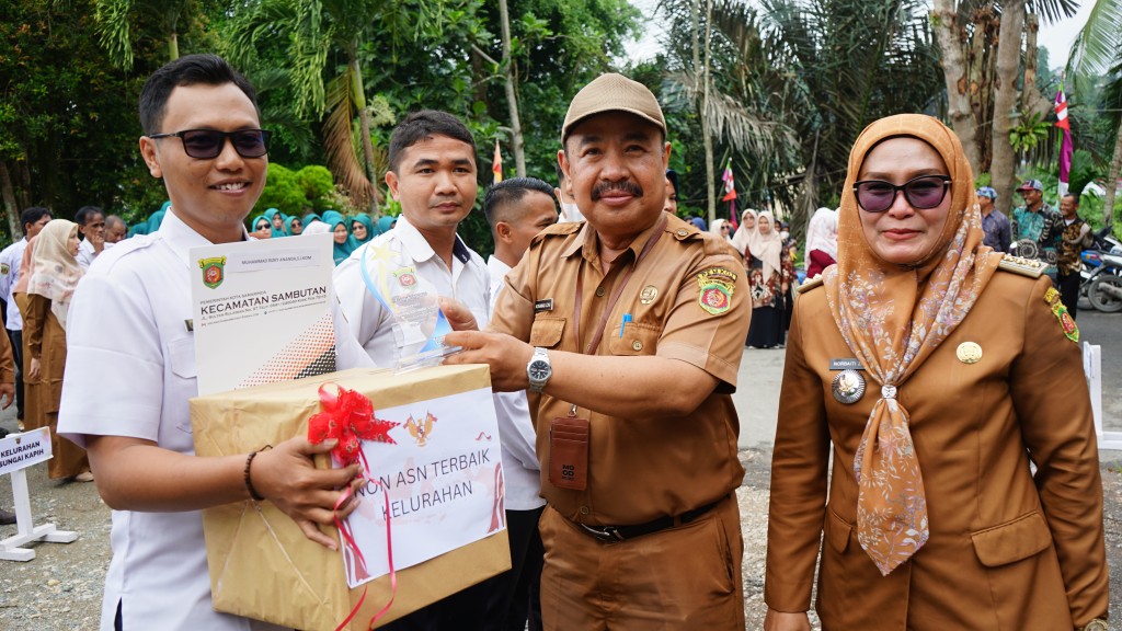 Peraih Piagam Penghargaan Lurah, ASN, Non ASN, Pengelola Keuangan dan Ketua RT Terbaik Kec. Sambutan