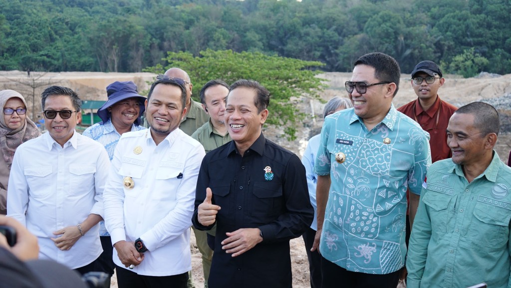 Menteri Lingkungan Hidup Hanif Faisol Tinjau Pengelolaan Sampah di Tempat Pemrosesan Akhir (TPA) Sambutan