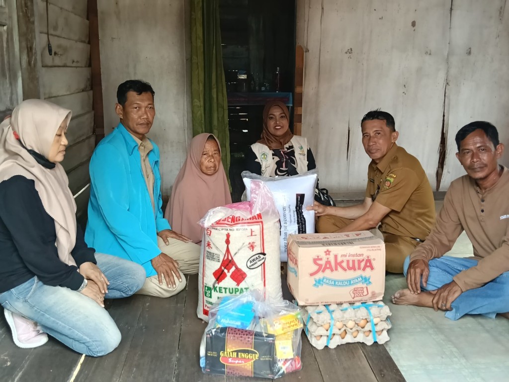 Penyerahan Bantuan Sembako Kepada Lansia
