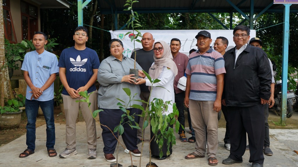 Bagian dari Program 88 Ribu Bibit, Ananda Moeis Salurkan 7.085 Pohon Buah ke RT se-Kecamatan Sambutan