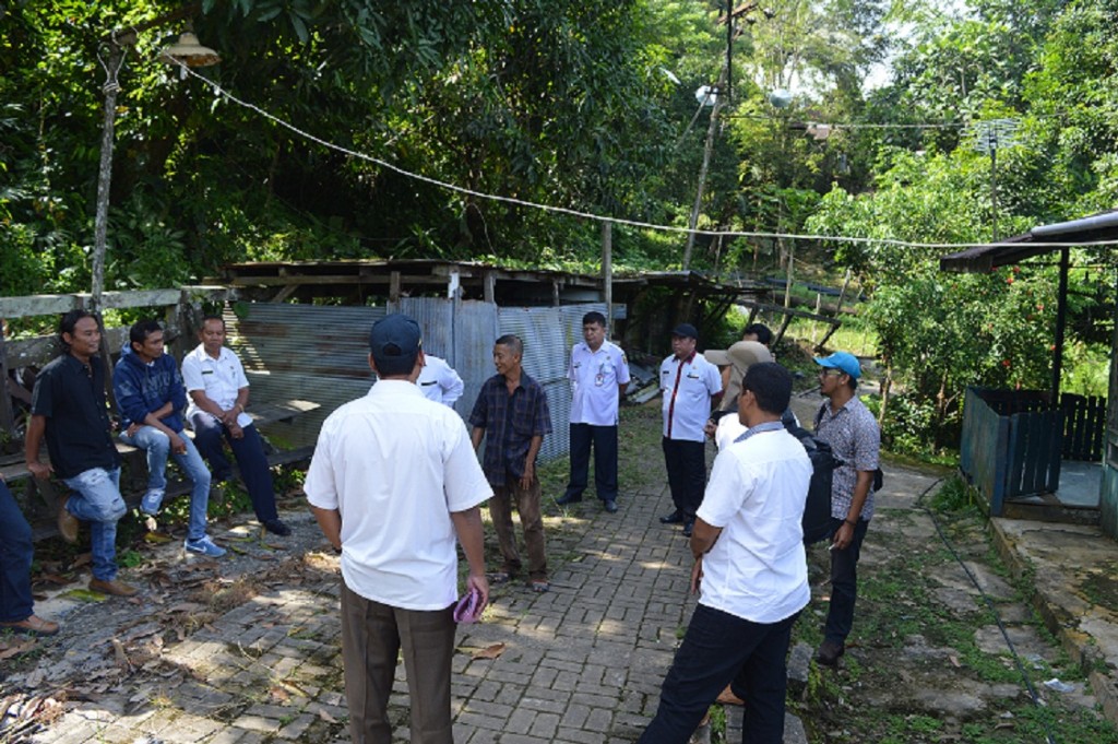 Peninjauan Tanah Longsor DI Jalan Lumba-Lumba RT. 15,16 Dan 17 Kelurahan Selili kecamatan Samarinda Ilir Bersama BPBD,Kecamatan Samarinda Ilir,Lurah Selili, Perkim Dan PUPR.