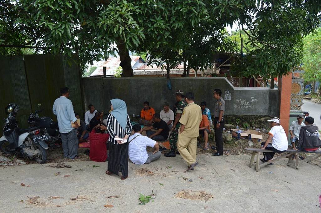 Demo Warga RT. 17 yang menutup jalan Masuk menuju IMTEK PDAM Di Kelurahan Selili RT 17.