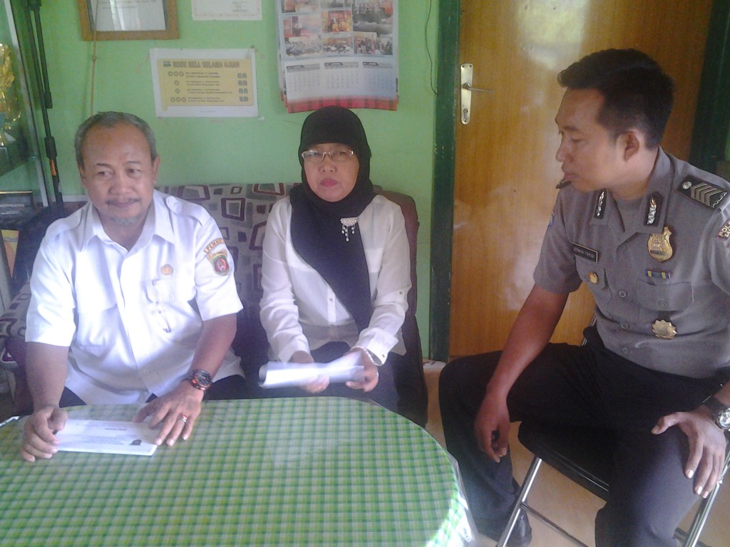 Membagikan Surat Edaran dari dinas Kesehatan ke SD. 004 Dan SD. 006 Kelurahan Selili