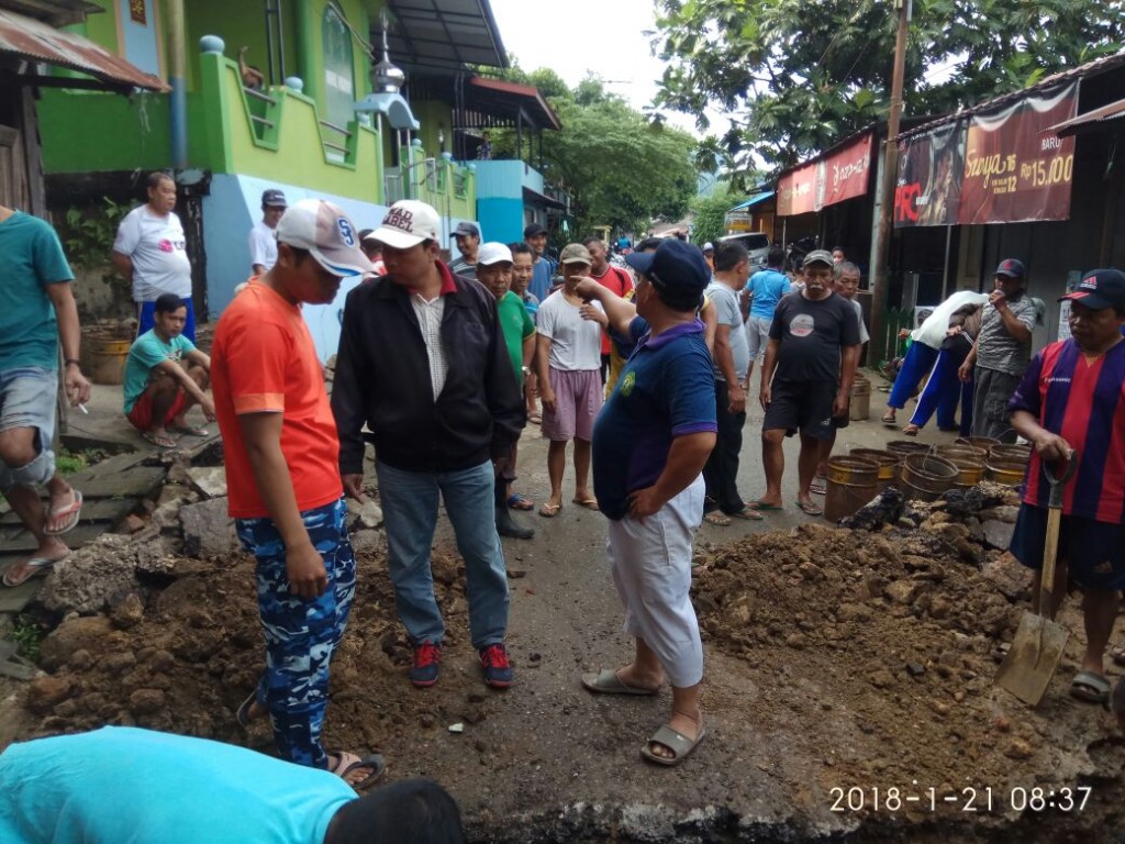 Gotong Royong Membuat Gorong-Gorong di RT. 12 Kelurahan Selili