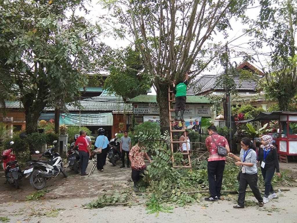Kerja Bakti Di Kantor Kelurahan Selili