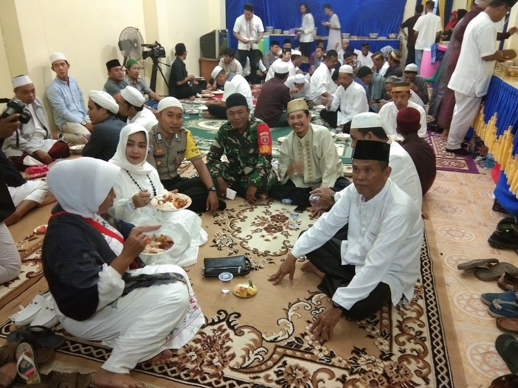 Menghadiri Undangan Maulid Nadi Muhammad  Di  Rumah Bapak H. Ismail di Jalan Lumba-Lumba RT. 04