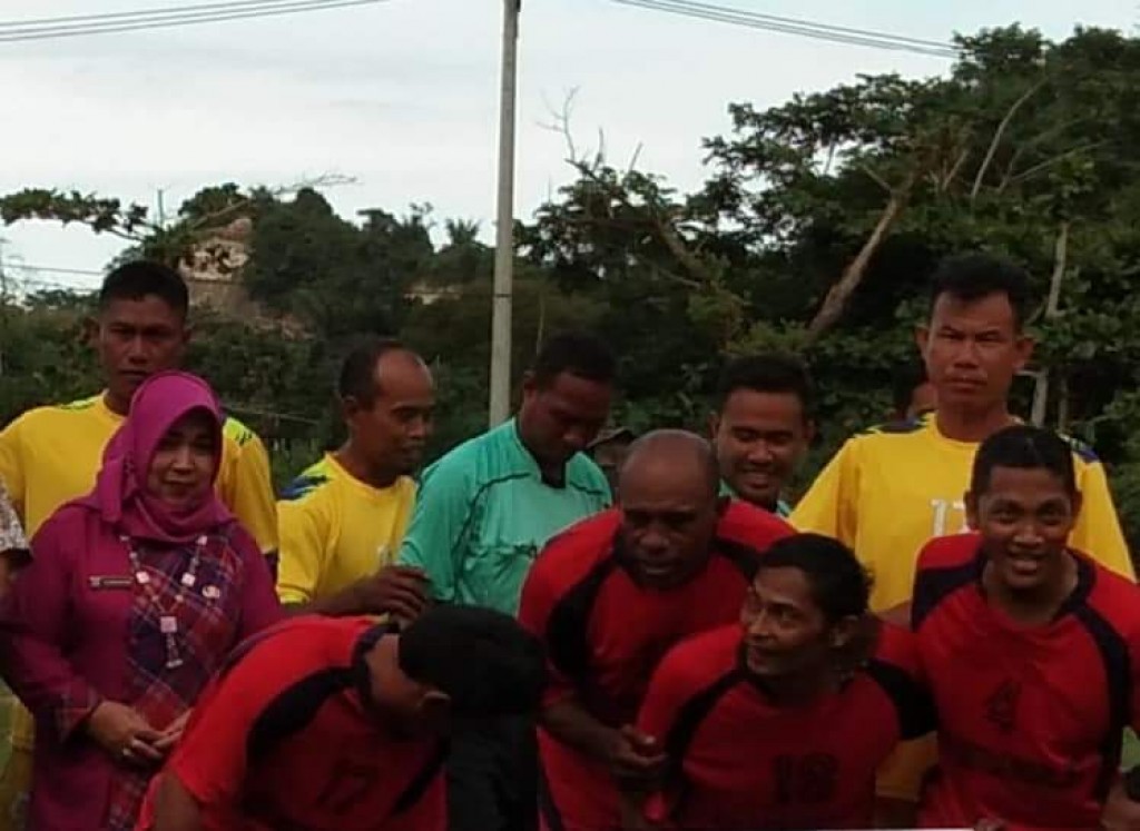 Menghadiri Acara pembukaan Turnamen Sepakbola di Lapangan Kalimanis Kelurahan selili Kecamatan Samarinda Ilir