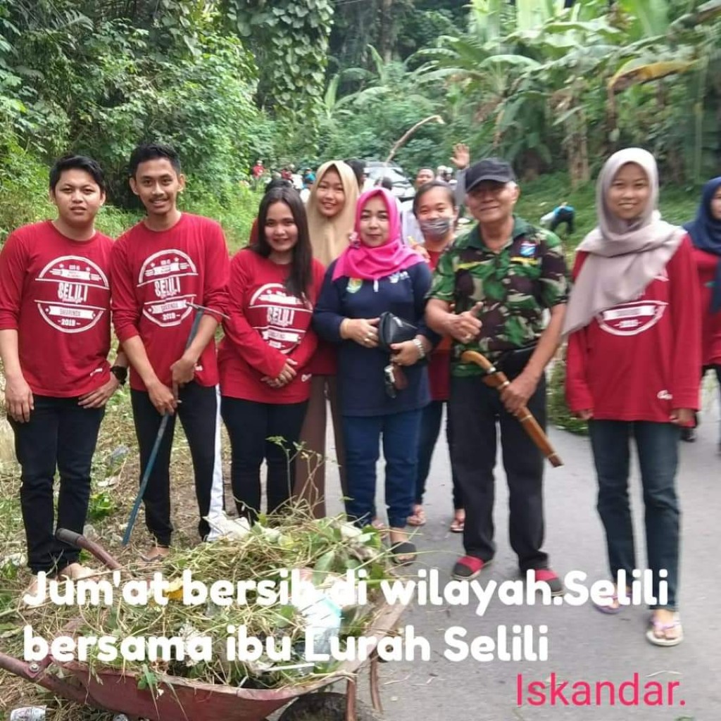 Gotong Royong di Jalan Lumba-Lumba RT. 18 Kelurahan Selili